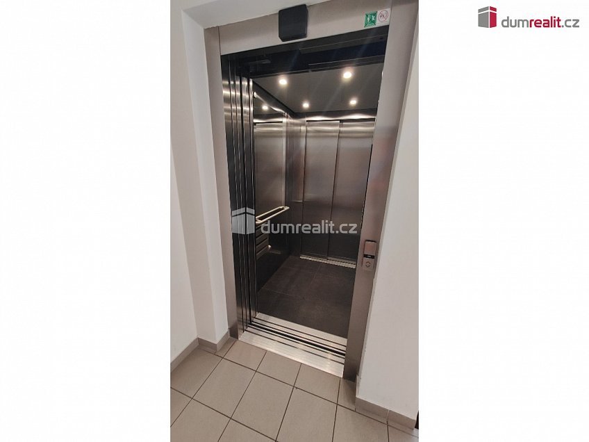 Pronájem  garáže 13 m^2 K Beranovu, Praha-Dolní Chabry 