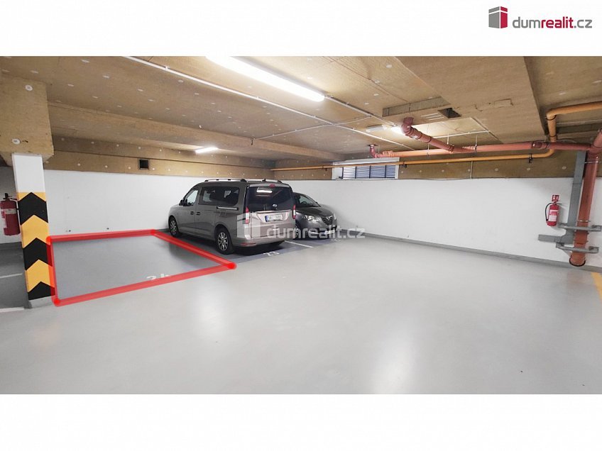 Pronájem  garáže 13 m^2 K Beranovu, Praha-Dolní Chabry 