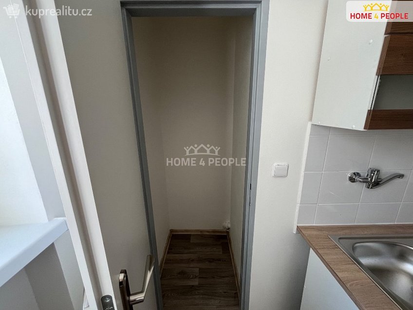 Pronájem bytu 2+1 71 m^2 Závodu míru, Karlovy Vary 
