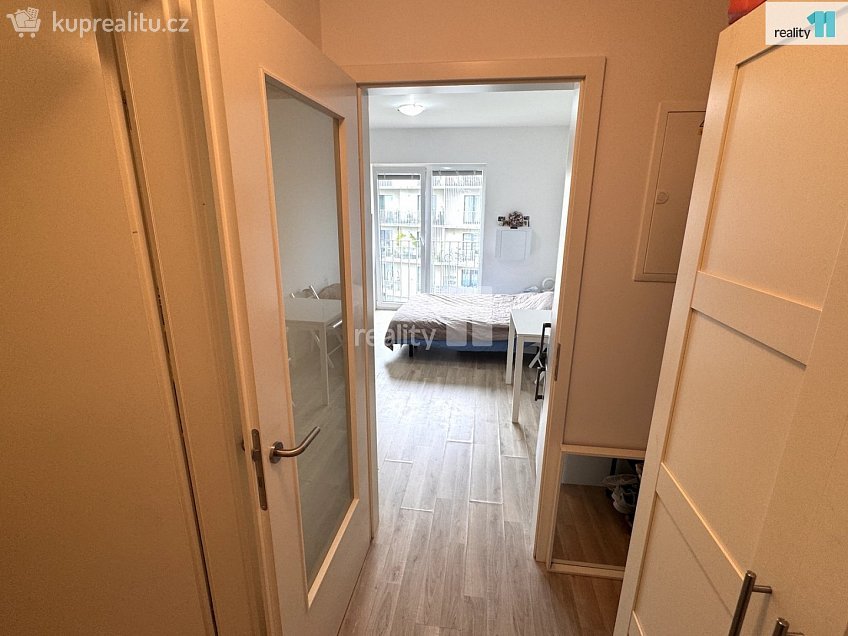 Prodej bytu 1+kk 25 m^2 Novovysočanská, Praha 9 