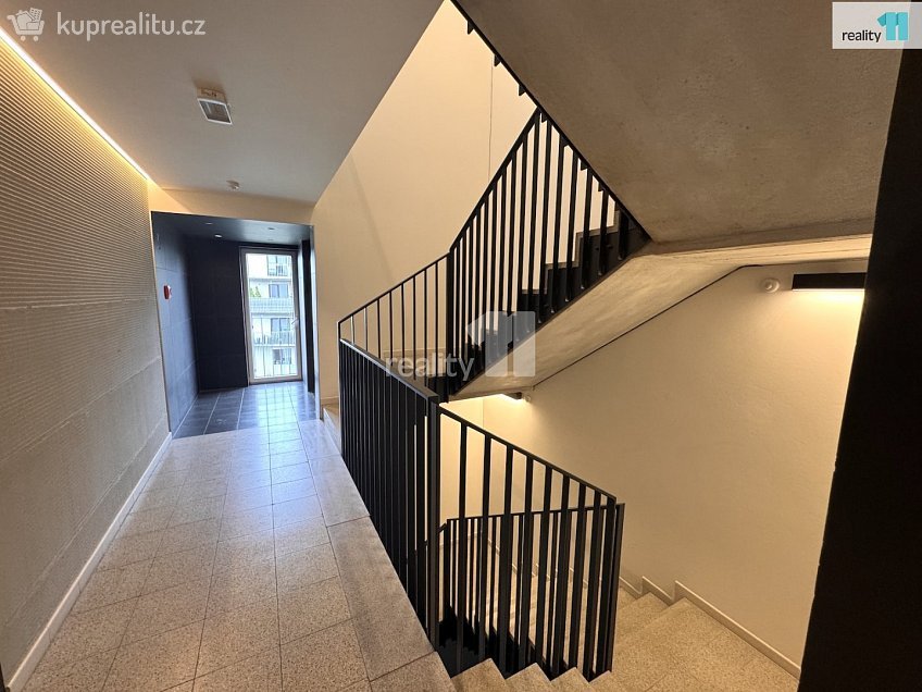 Prodej bytu 1+kk 25 m^2 Novovysočanská, Praha 9 