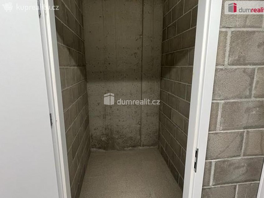 Pronájem bytu 1+kk 37 m^2 Ústecká, Praha-Dolní Chabry 