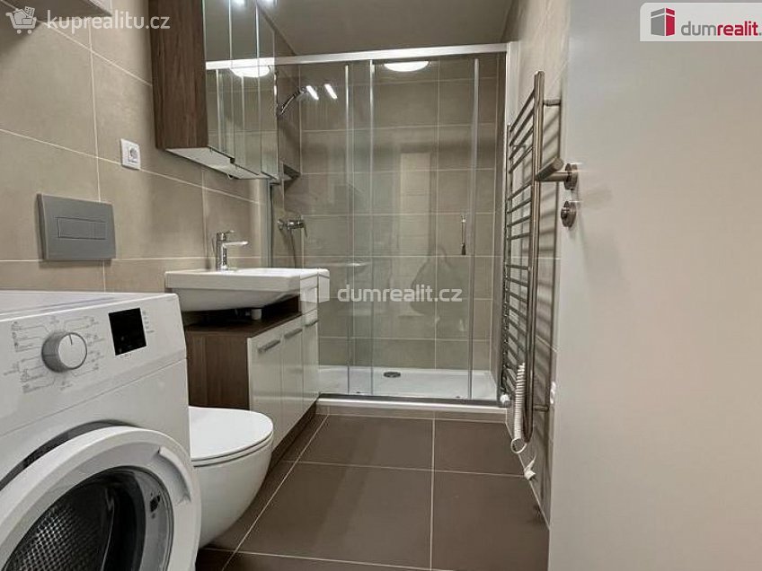 Pronájem bytu 1+kk 37 m^2 Ústecká, Praha-Dolní Chabry 