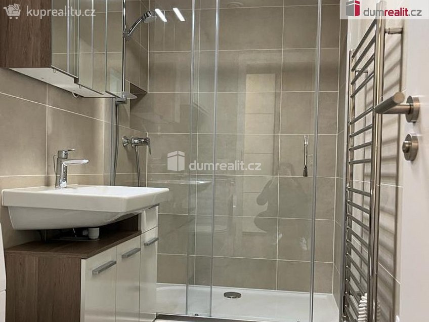 Pronájem bytu 1+kk 37 m^2 Ústecká, Praha-Dolní Chabry 