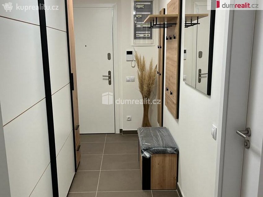 Pronájem bytu 1+kk 37 m^2 Ústecká, Praha-Dolní Chabry 