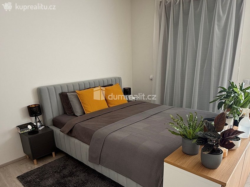 Pronájem bytu 1+kk 37 m^2 Ústecká, Praha-Dolní Chabry 