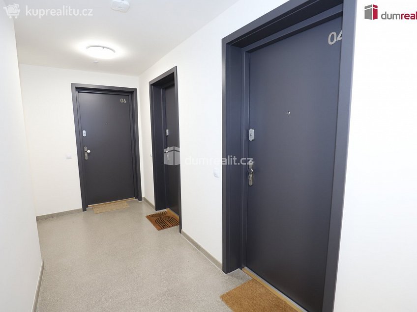 Pronájem bytu 1+kk 37 m^2 Ústecká, Praha-Dolní Chabry 