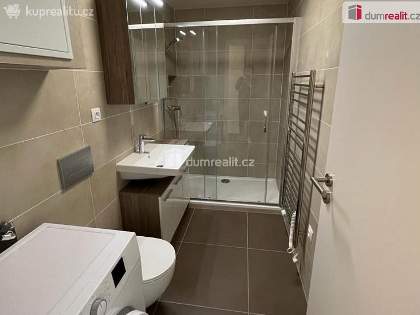 Pronájem bytu 1+kk 37 m^2 Ústecká, Praha-Dolní Chabry 