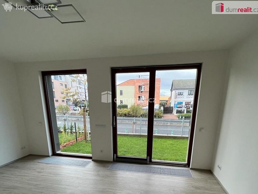 Pronájem bytu 1+kk 37 m^2 Ústecká, Praha-Dolní Chabry 
