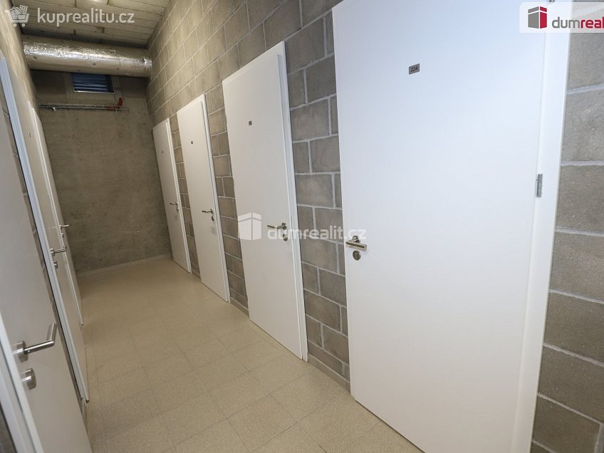 Pronájem bytu 1+kk 37 m^2 Ústecká, Praha-Dolní Chabry 