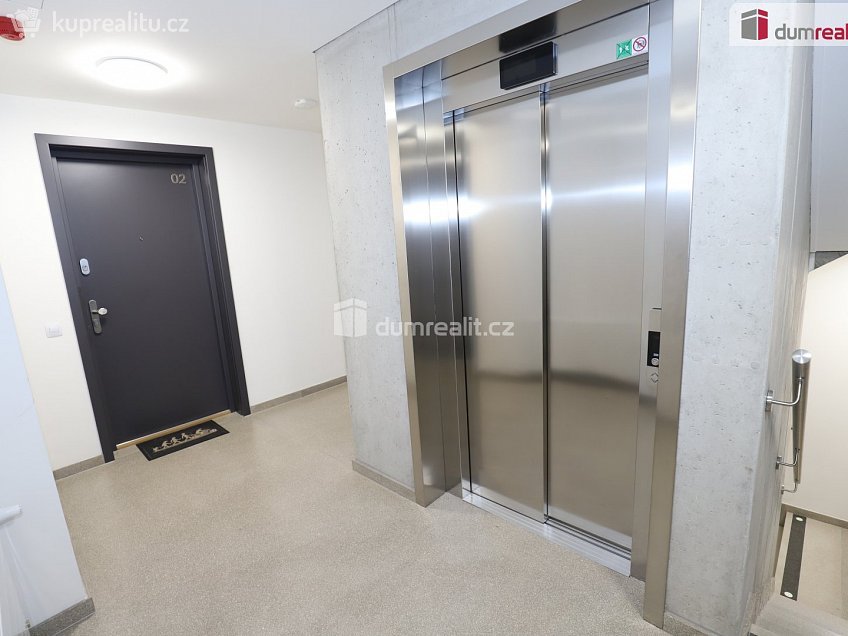 Pronájem bytu 1+kk 37 m^2 Ústecká, Praha-Dolní Chabry 