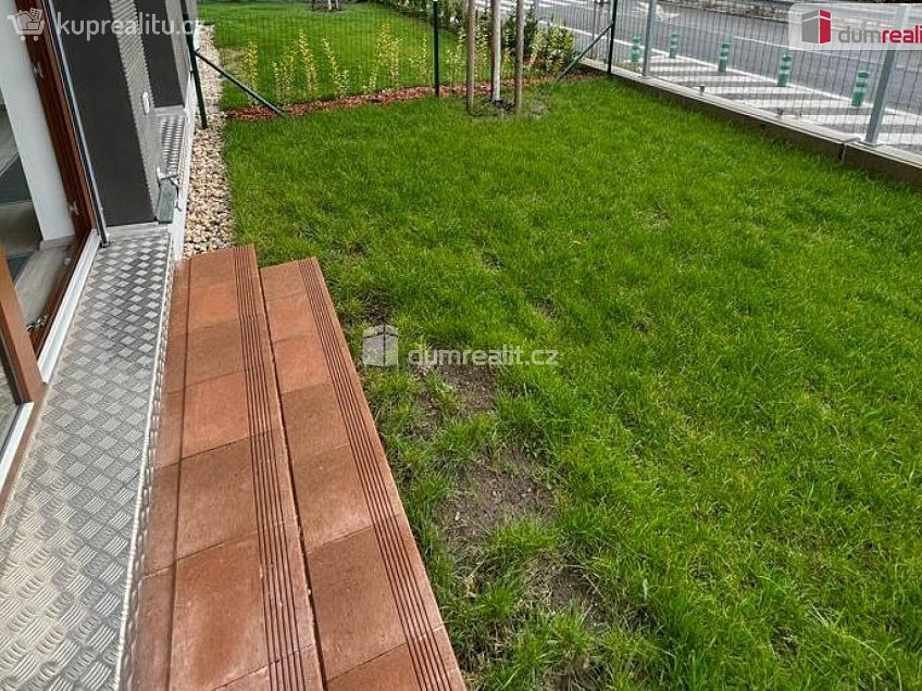 Pronájem bytu 1+kk 37 m^2 Ústecká, Praha-Dolní Chabry 