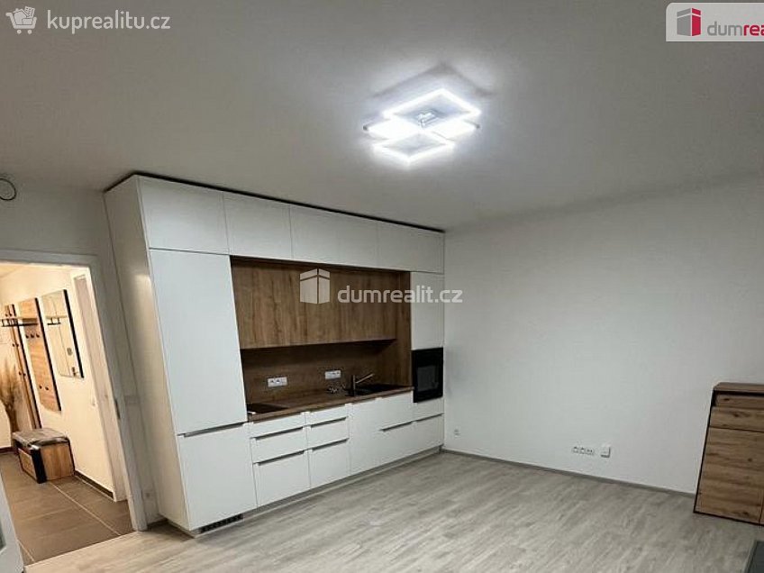 Pronájem bytu 1+kk 37 m^2 Ústecká, Praha-Dolní Chabry 