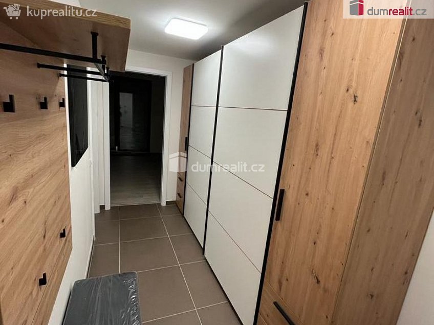 Pronájem bytu 1+kk 37 m^2 Ústecká, Praha-Dolní Chabry 