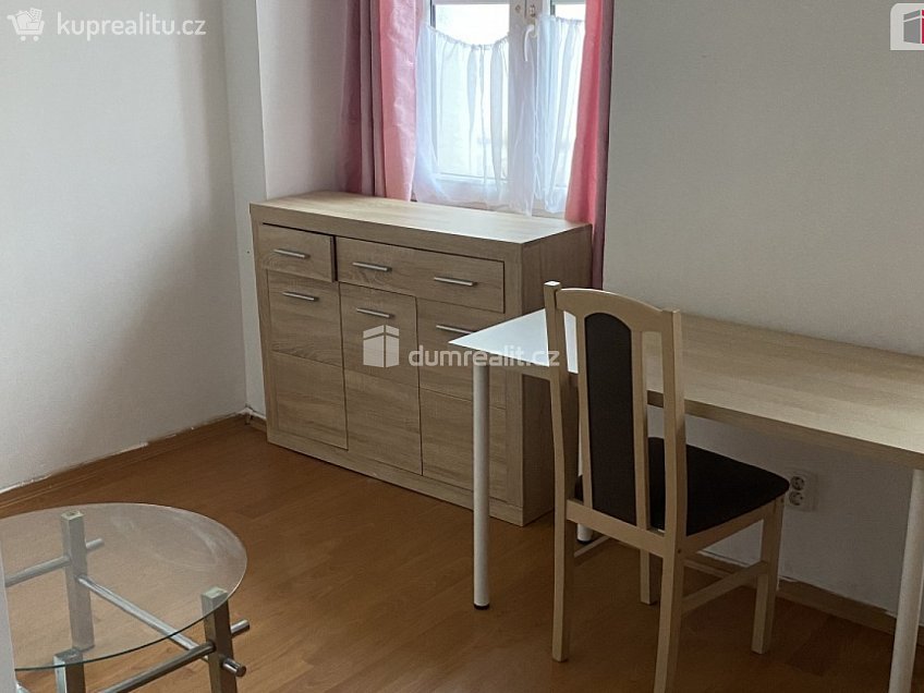 Pronájem bytu 4+1 15 m^2 Zenklova, Praha 8 