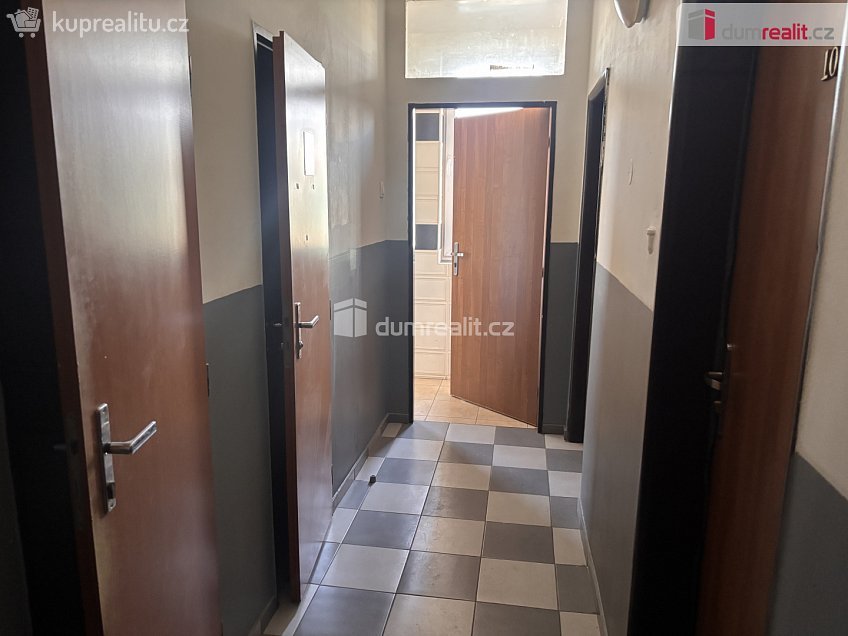 Pronájem bytu 1+kk 13 m^2 Mezi úvozy, Praha 20 