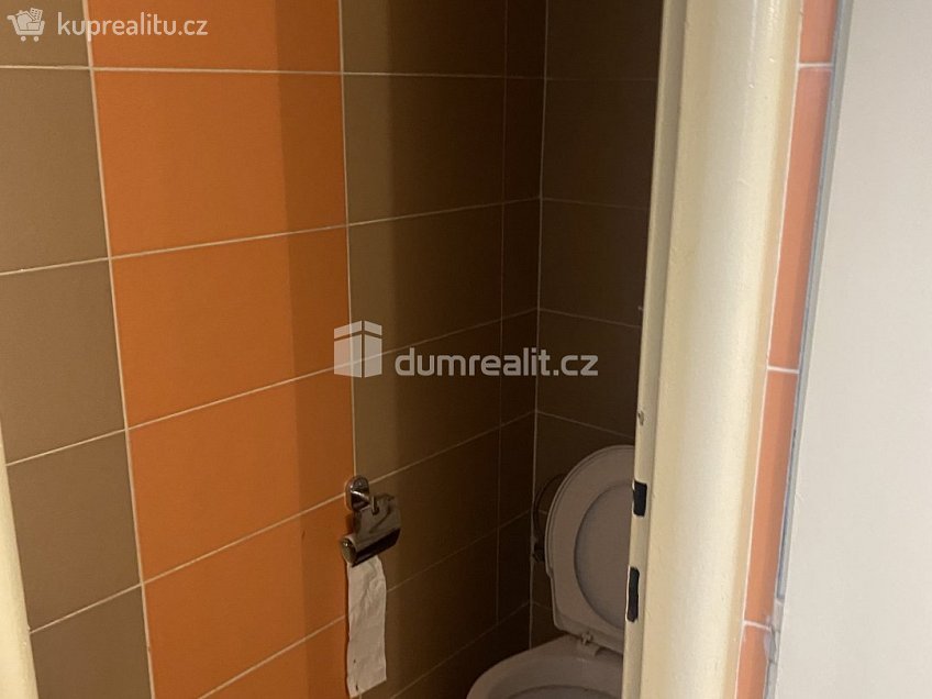 Pronájem bytu 1+kk 15 m^2 Zenklova, Praha 8 
