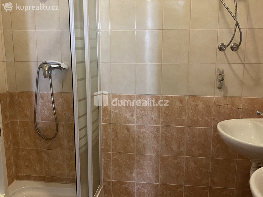 Pronájem bytu 1+kk 15 m^2 Zenklova, Praha 8 