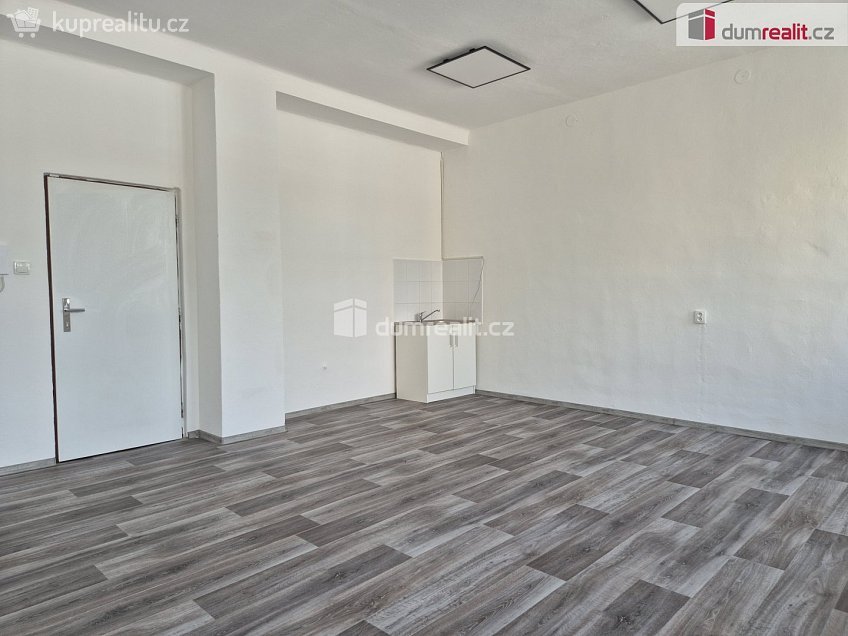Pronájem  kanceláře 30 m^2 Na Zlaté stoce, České Budějovice 