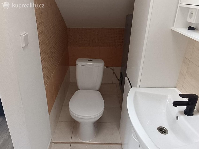 Pronájem bytu 1+kk 18 m^2 Nádražní, Benešov nad Ploučnicí 