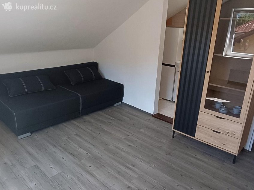 Pronájem bytu 1+kk 18 m^2 Nádražní, Benešov nad Ploučnicí 