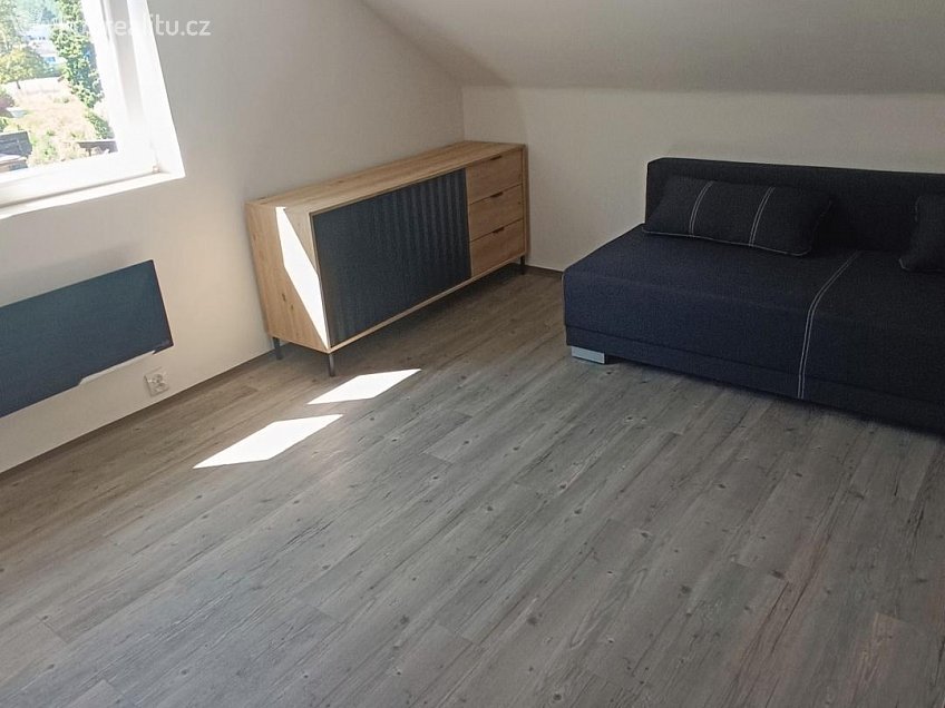 Pronájem bytu 1+kk 18 m^2 Nádražní, Benešov nad Ploučnicí 