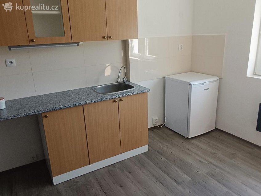 Pronájem bytu 1+kk 18 m^2 Nádražní, Benešov nad Ploučnicí 