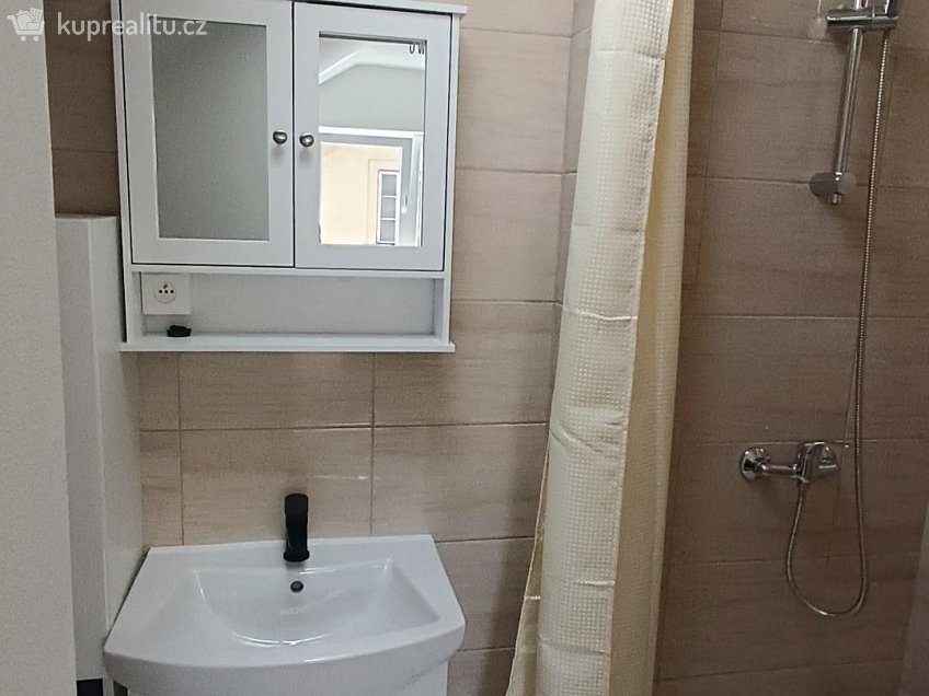 Pronájem bytu 1+kk 18 m^2 Nádražní, Benešov nad Ploučnicí 