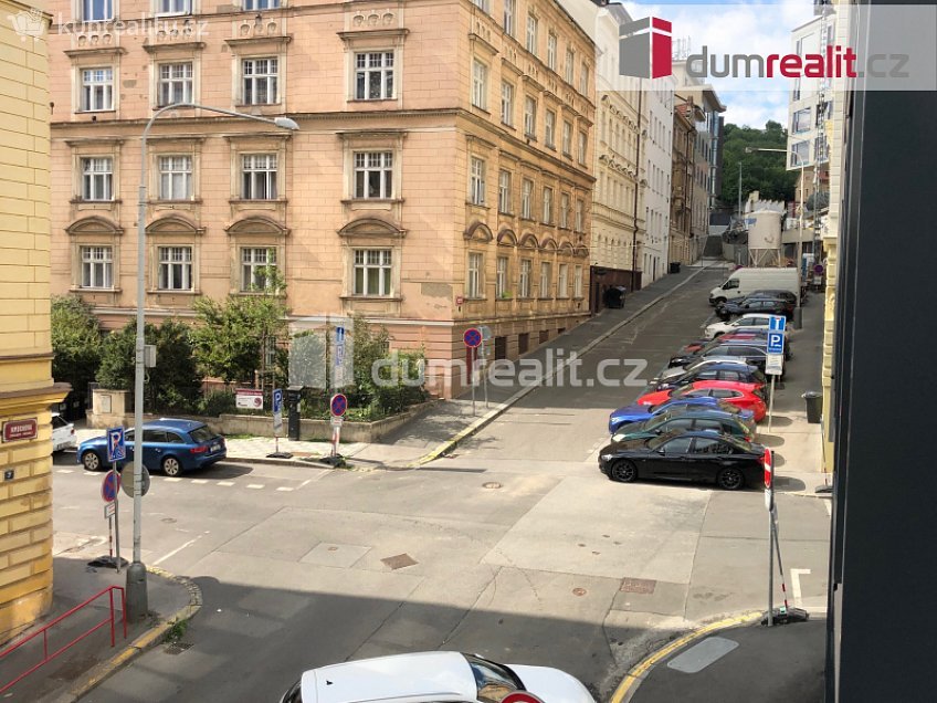 Pronájem bytu 1+kk 31 m^2 Grafická, Praha 5 