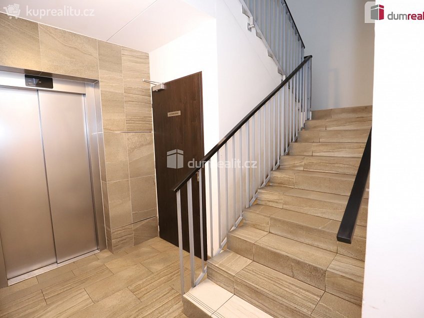 Prodej bytu 1+kk 38 m^2 Toufarova, Praha-Řeporyje 