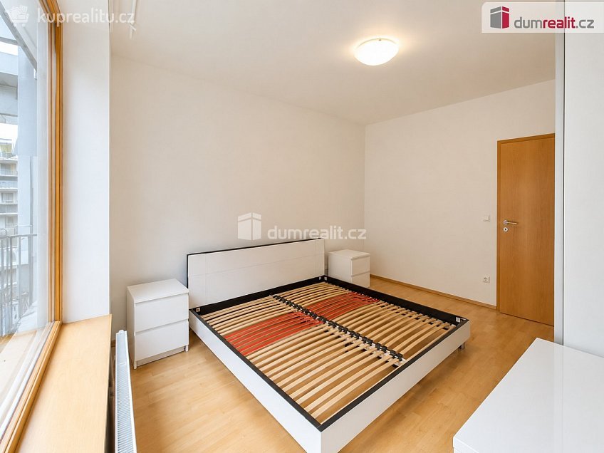 Pronájem bytu 2+kk 84 m^2 Jeseniova, Praha 3 
