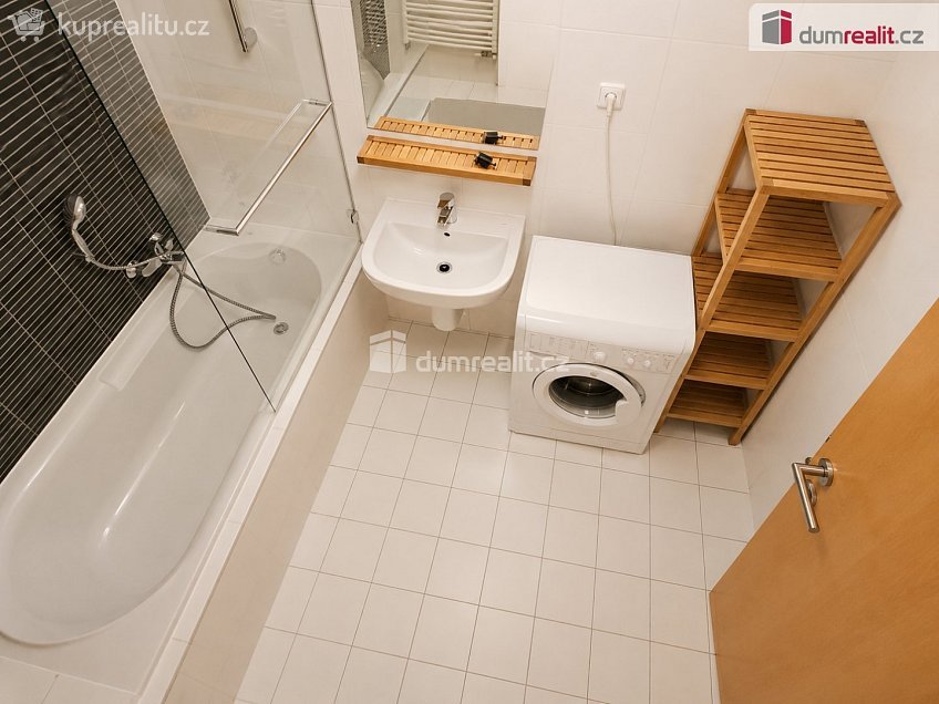 Pronájem bytu 2+kk 84 m^2 Jeseniova, Praha 3 
