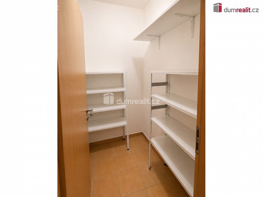 Pronájem bytu 2+kk 84 m^2 Jeseniova, Praha 3 