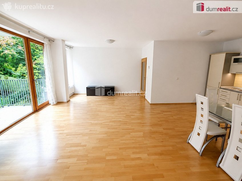 Pronájem bytu 2+kk 84 m^2 Jeseniova, Praha 3 