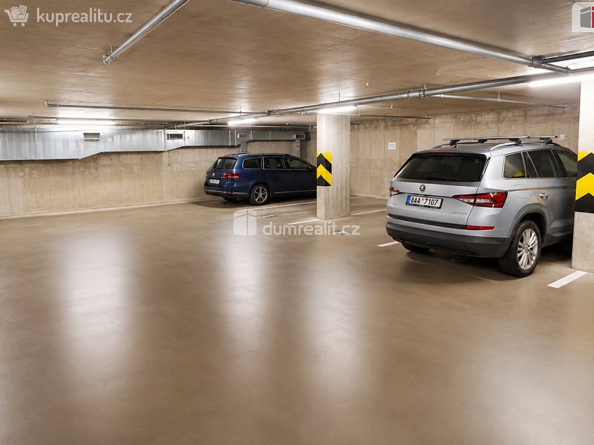 Pronájem bytu 2+kk 84 m^2 Jeseniova, Praha 3 