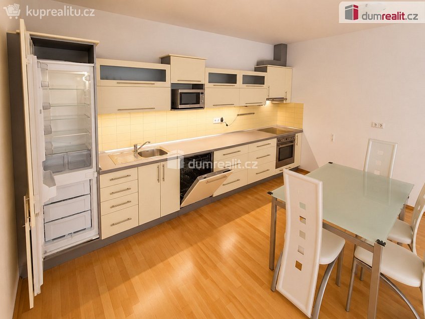 Pronájem bytu 2+kk 84 m^2 Jeseniova, Praha 3 