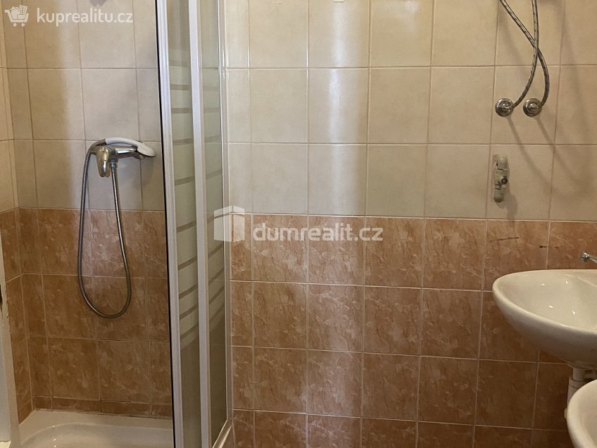 Pronájem bytu - pokoj 15 m^2 Zenklova, Praha 8 