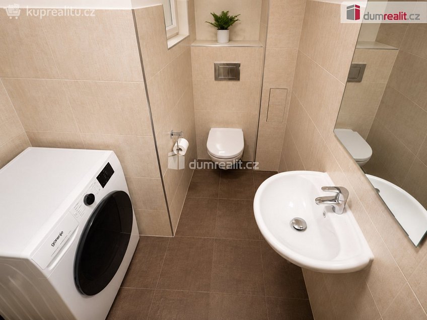 Pronájem bytu 1+1 29 m^2 náměstí Interbrigády, Praha 6 