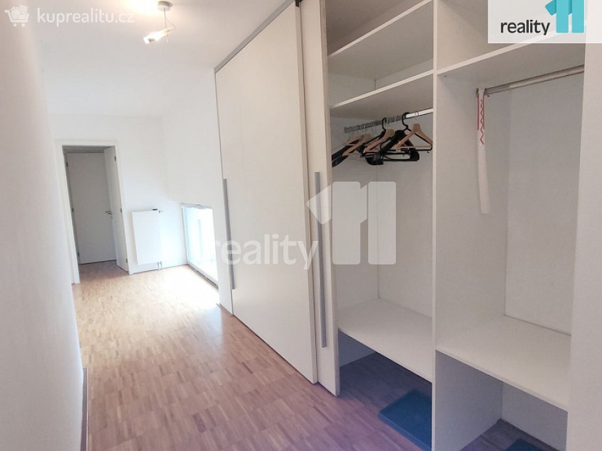 Pronájem bytu 2+kk 66 m^2 Prokopova, Praha 3 