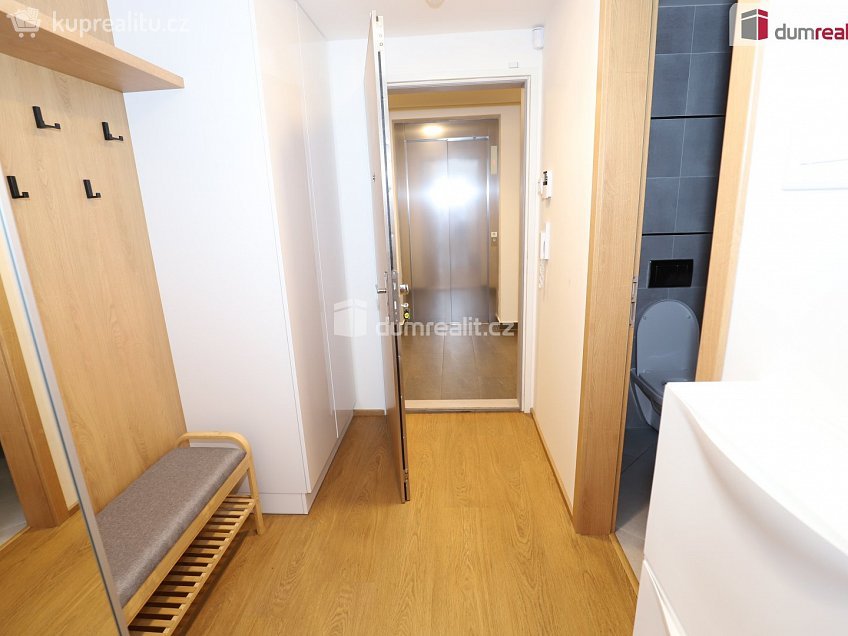Prodej bytu 1+kk 38 m^2 Domalípova, Praha 9 