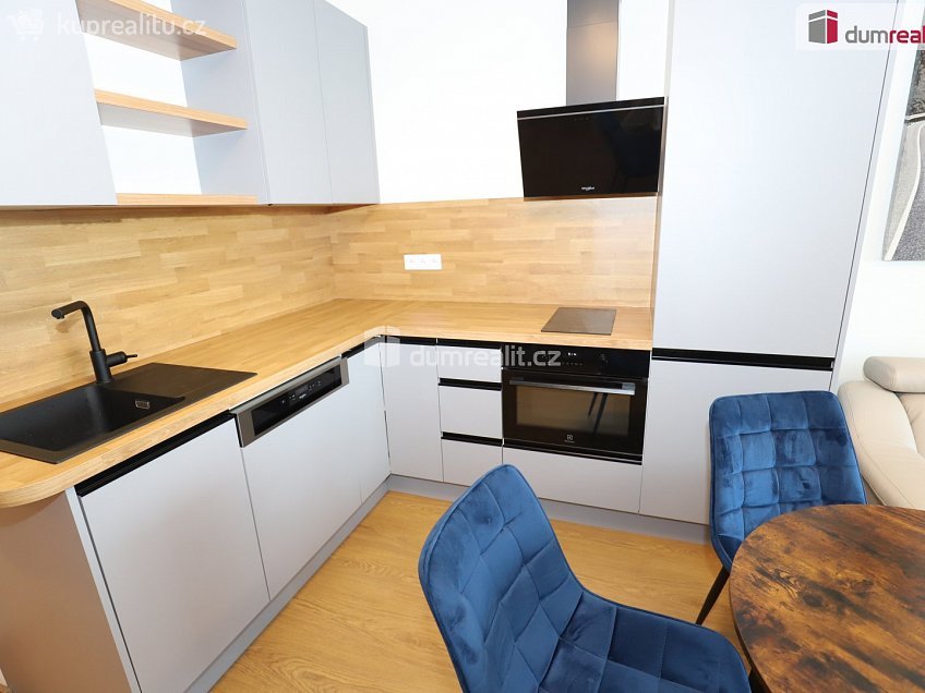 Prodej bytu 1+kk 38 m^2 Domalípova, Praha 9 