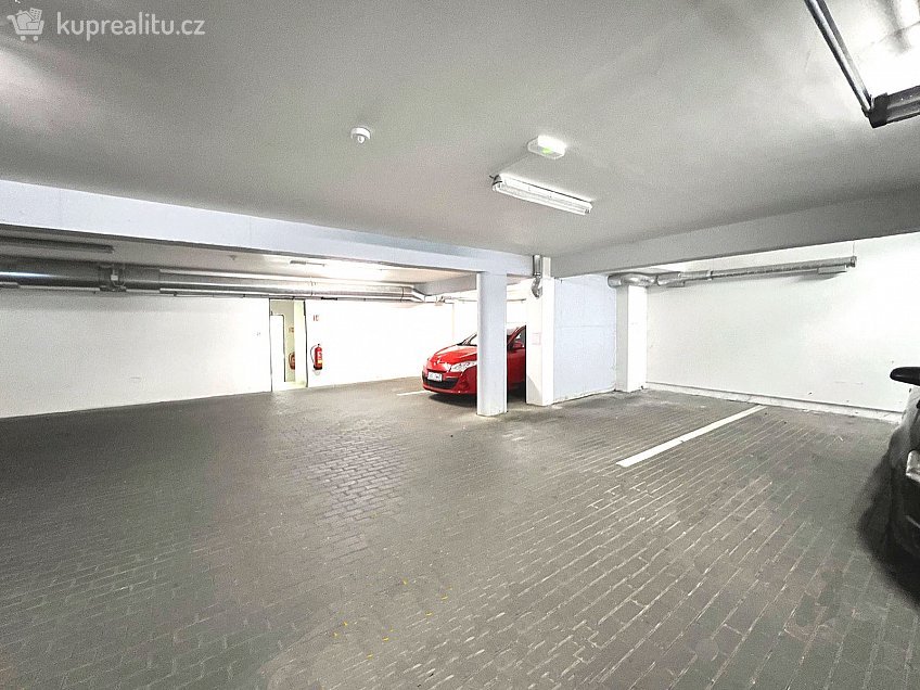 Pronájem  garážového stání 16 m^2 U Leskavy, Brno 62500