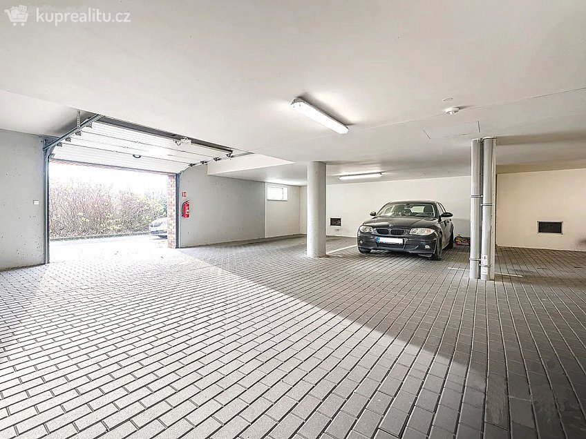 Pronájem  garážového stání 16 m^2 U Leskavy, Brno 62500
