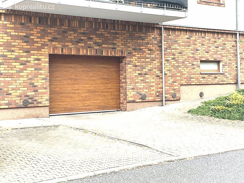 Pronájem  garážového stání 16 m^2 U Leskavy, Brno 62500