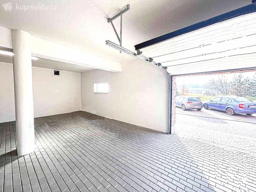 Pronájem  garážového stání 16 m^2 U Leskavy, Brno 62500