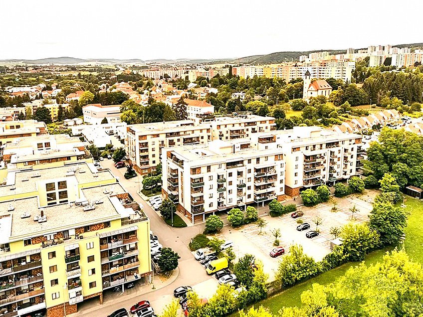 Pronájem  garážového stání 16 m^2 U Leskavy, Brno 62500