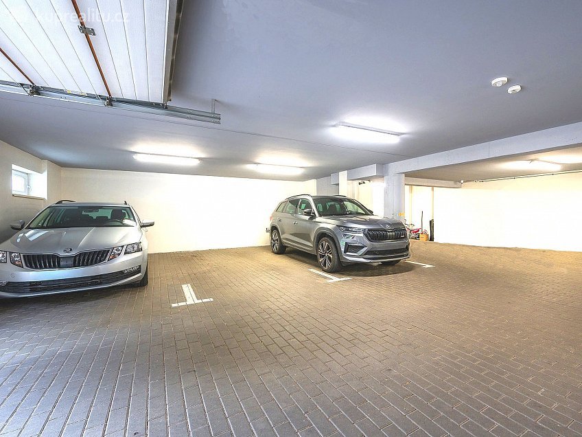 Pronájem  garážového stání 16 m^2 U Leskavy, Brno 62500