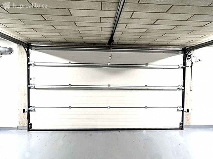 Pronájem  garážového stání 16 m^2 U Leskavy, Brno 62500
