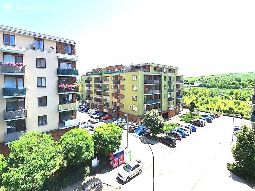 Pronájem  garážového stání 16 m^2 U Leskavy, Brno 62500