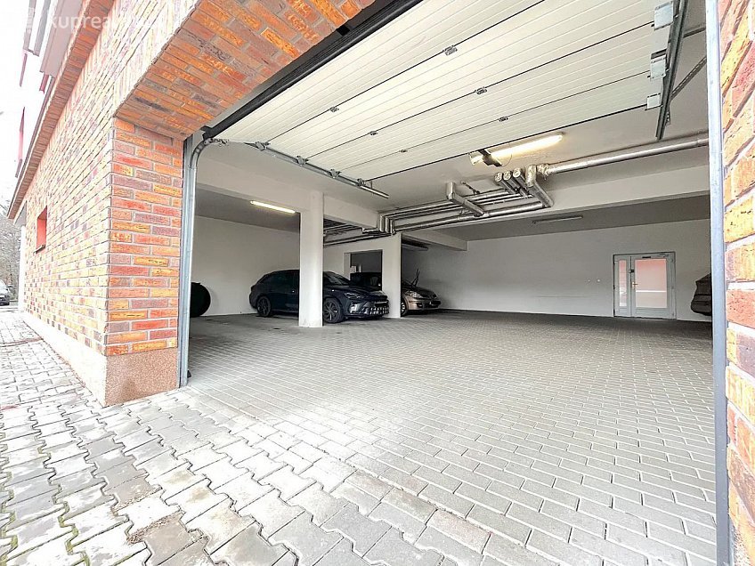 Pronájem  garážového stání 16 m^2 U Leskavy, Brno 62500